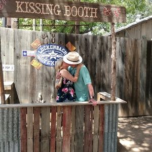 Meet your Posher, Devvie